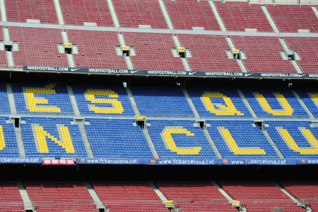a blue and yellow sign that says ess guu un club